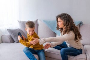 Mio figlio non accetta ordini: perché e cosa fare