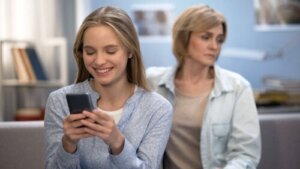 Perché mio figlio adolescente mi prende in giro?