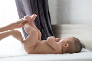 Brufoli sui glutei del bambino: cause e trattamento