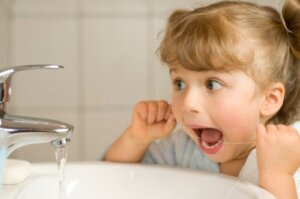 Quando e come usare il filo interdentale nei bambini?