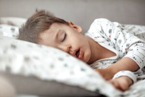 Vostro figlio russa? Parlate con il dentista