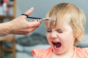 Come aiutare i bambini che hanno paura di tagliarsi i capelli