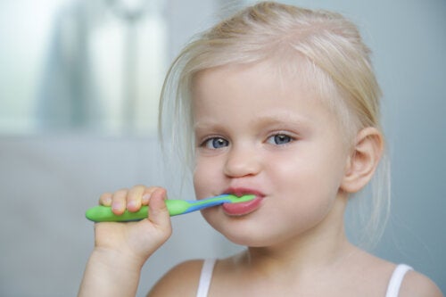 Lavarsi i denti nei bambini: quando e quanto spesso