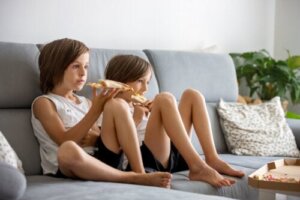 Come impedire ai bambini di mangiare davanti agli schermi