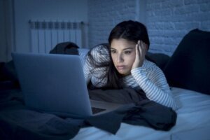 Perché gli adolescenti vanno a letto così tardi?
