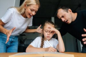 Esercitare troppa pressione sui figli: conseguenze