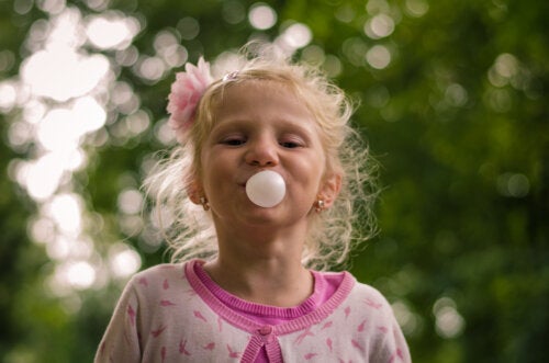 La gomma da masticare aiuta a prevenire la carie nei bambini?