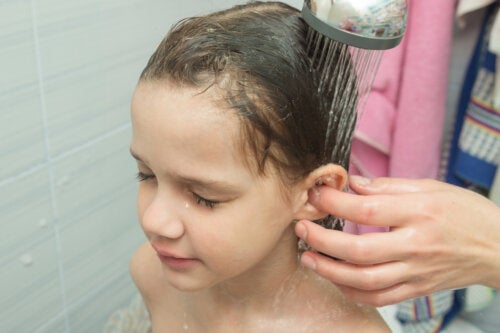 10 trucchi per insegnare ai bambini a pulirsi le orecchie