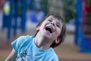 Mio figlio ride quando lo rimprovero: perché?