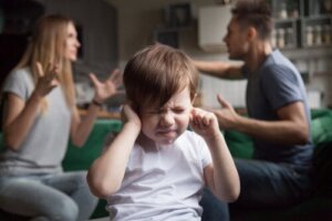 Relazione tossica tra genitori, come influisce sui figli?