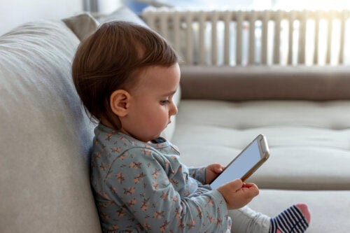 Mio figlio e gli schermi: a che età dovrebbe iniziare?