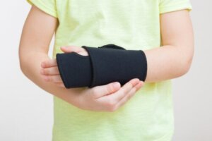 Come prendersi cura di un polso slogato nei bambini