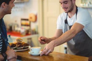 Come posso aiutare mio figlio che sta cercando il suo primo lavoro? 5 consigli utili