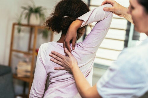 Mal di schiena nei bambini e negli adolescenti: cause e trattamento