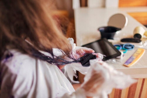 Figli che vogliono tingersi i capelli: cosa fare?